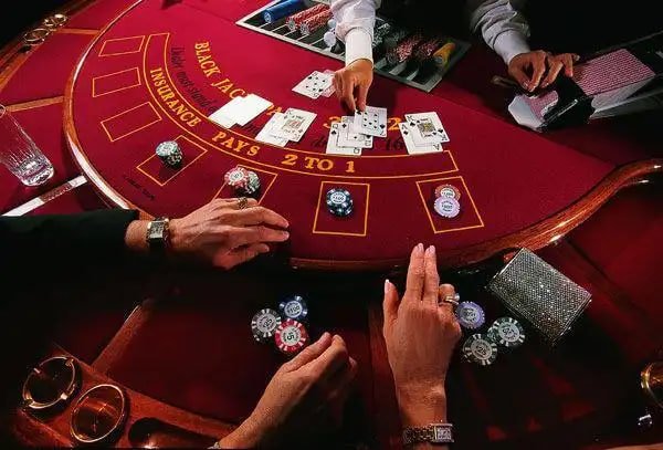 Tampilan permainan Capsa Banting di platform lotretoto dengan kartu dan tangan pemain